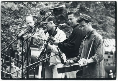 109302 Afbeelding van het optreden van een muziekgroep tijdens de manifestatie Kleurrijk Utrecht op het Lepelenburg te ...